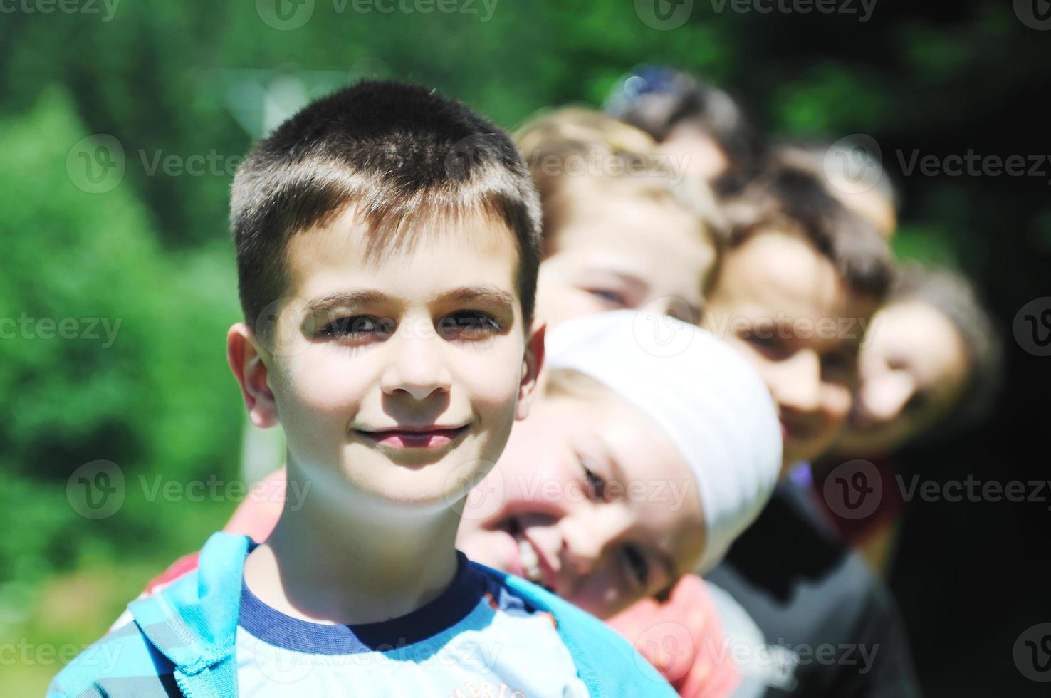 grupo infantil ao ar livre foto