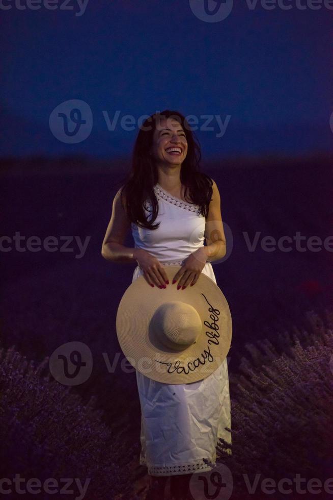 retrato de mulher em flor de lavanda fiel foto