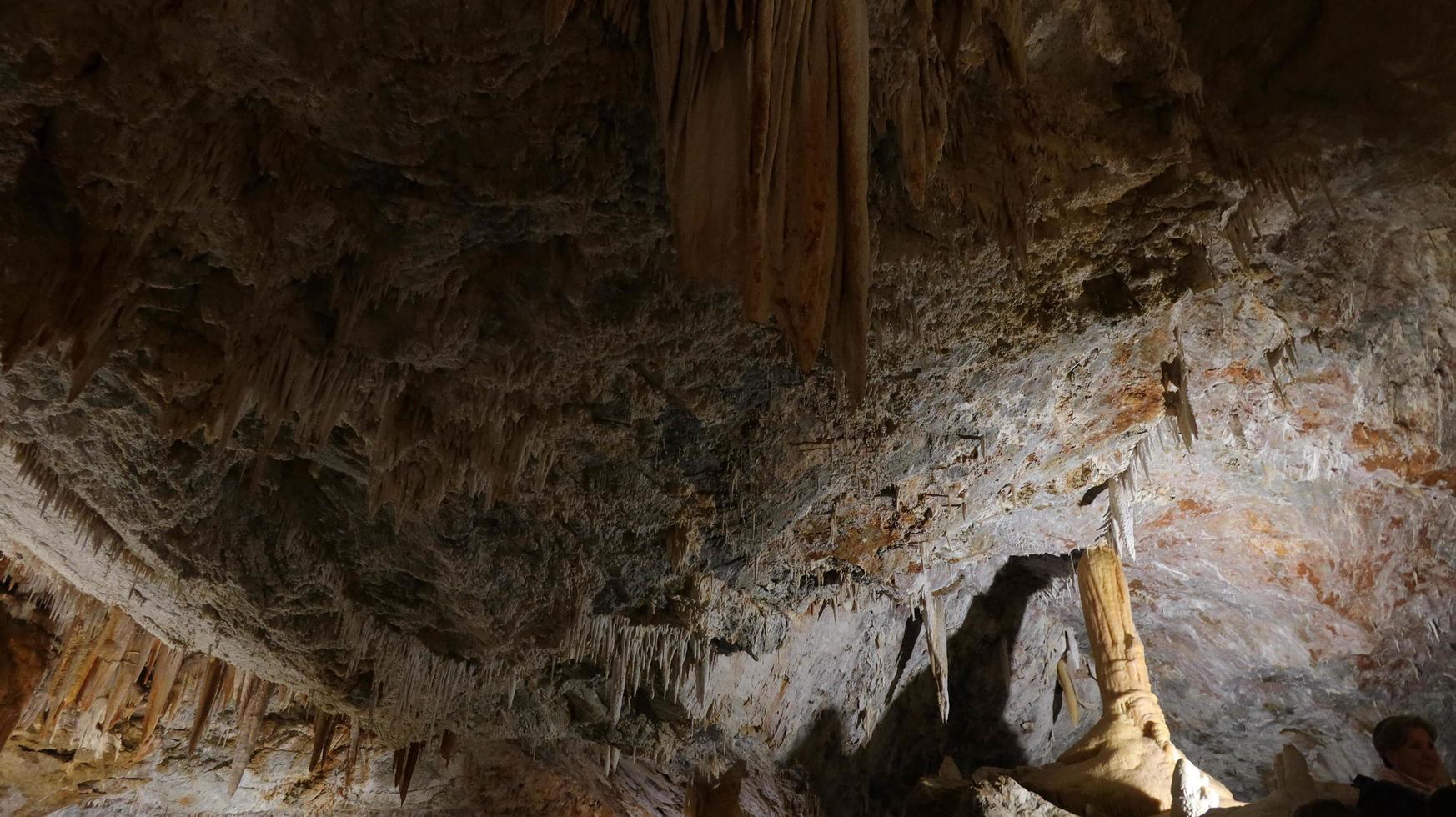 as cavernas de borgio verezzi com suas estalactites e estalagmites e sua história milenar no coração da ligúria ocidental na província de savona foto