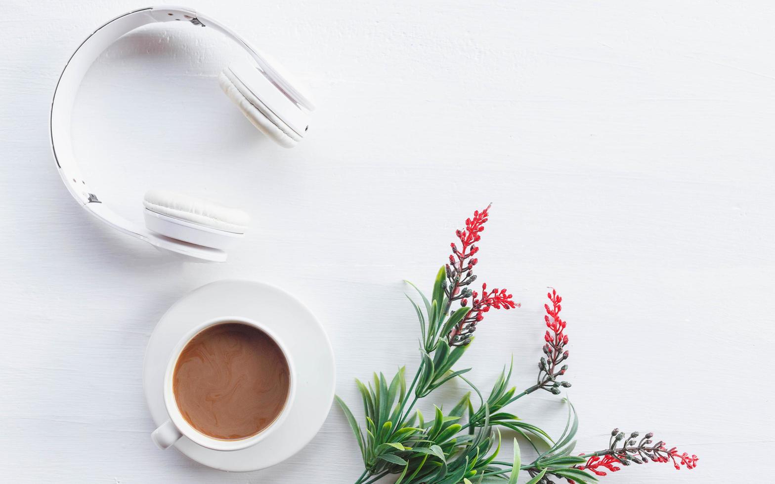 postura plana relaxe a xícara de café no fundo branco de madeira foto