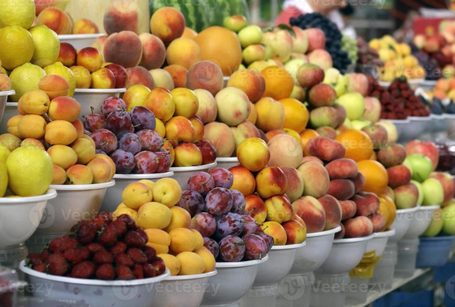 seção de frutas do famoso bazar verde em alamty, cazaquistão foto