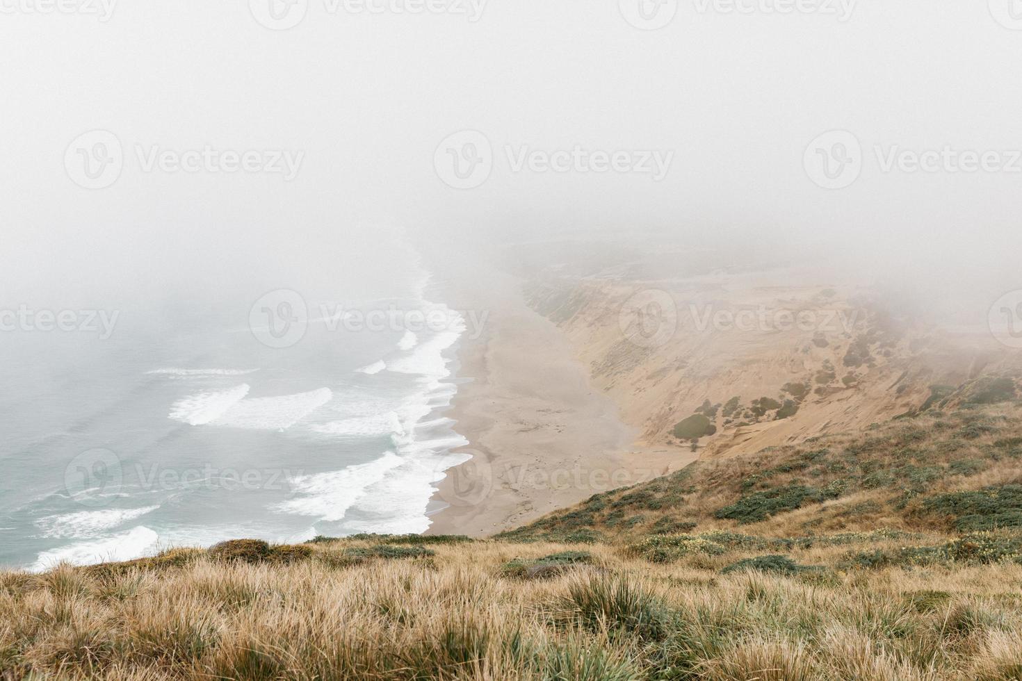 vista para o mar nebuloso foto