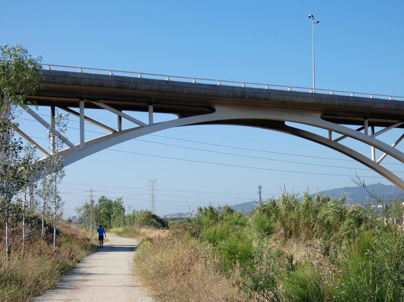 ponte sobre um rio para a passagem de veículos motorizados foto