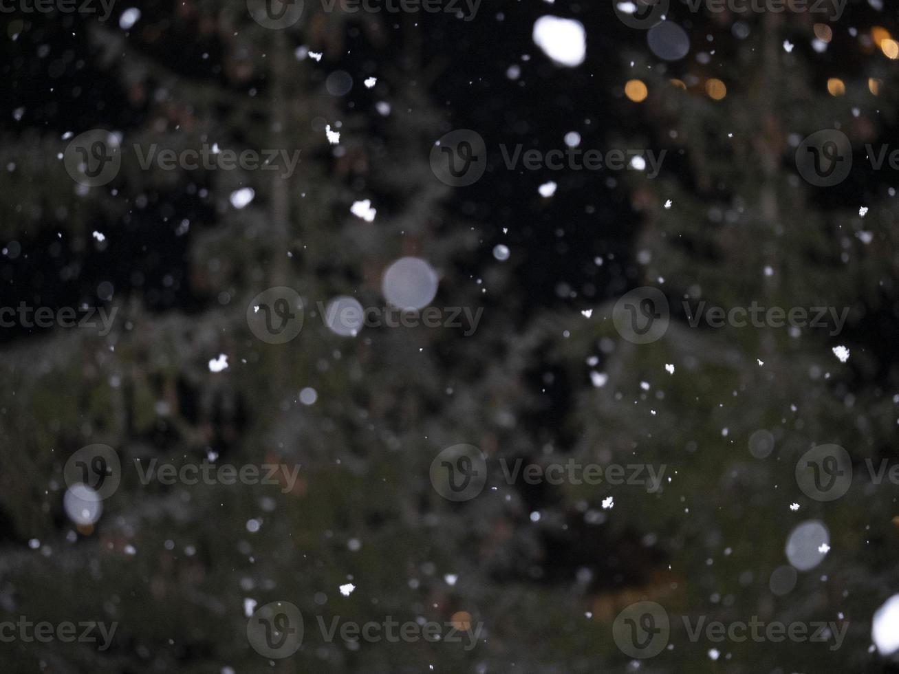 nevando à noite nas montanhas dolomitas foto