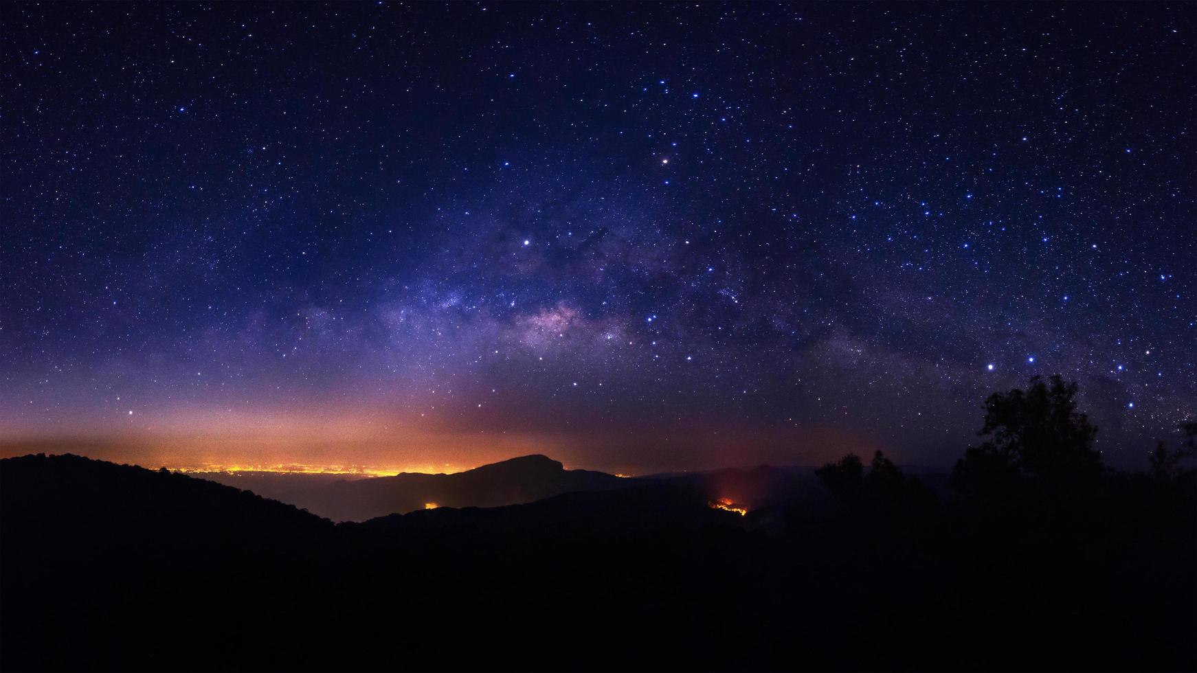 galáxia da via láctea com estrelas e poeira espacial no universo foto