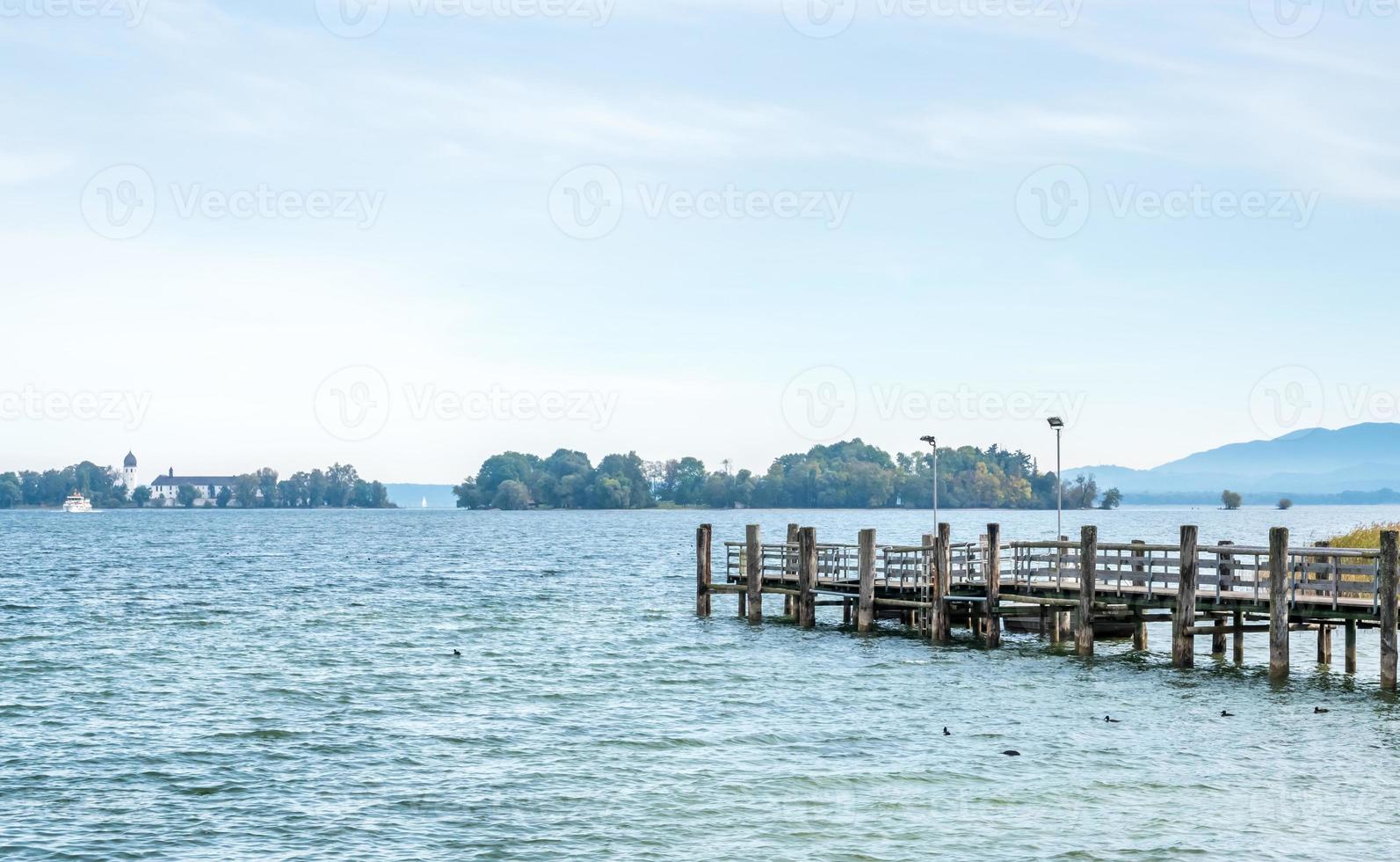 cais para navio para o palácio herrenchiemsee foto