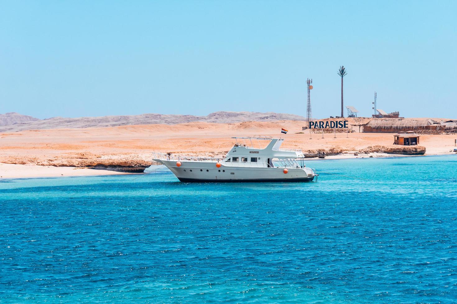 hurghada, egito - 3 de agosto de 2014 navio branco perto da ilha paradisíaca foto