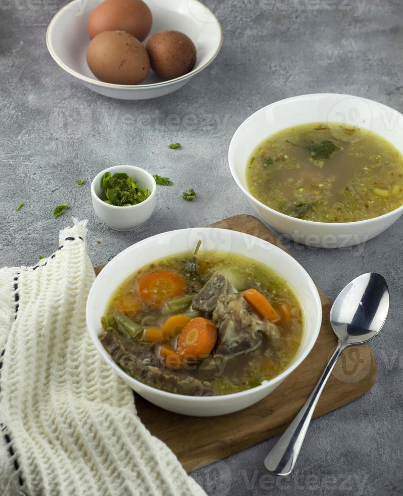 comida indonésia, sopa de costela de boi com cenoura e legumes misturados foto