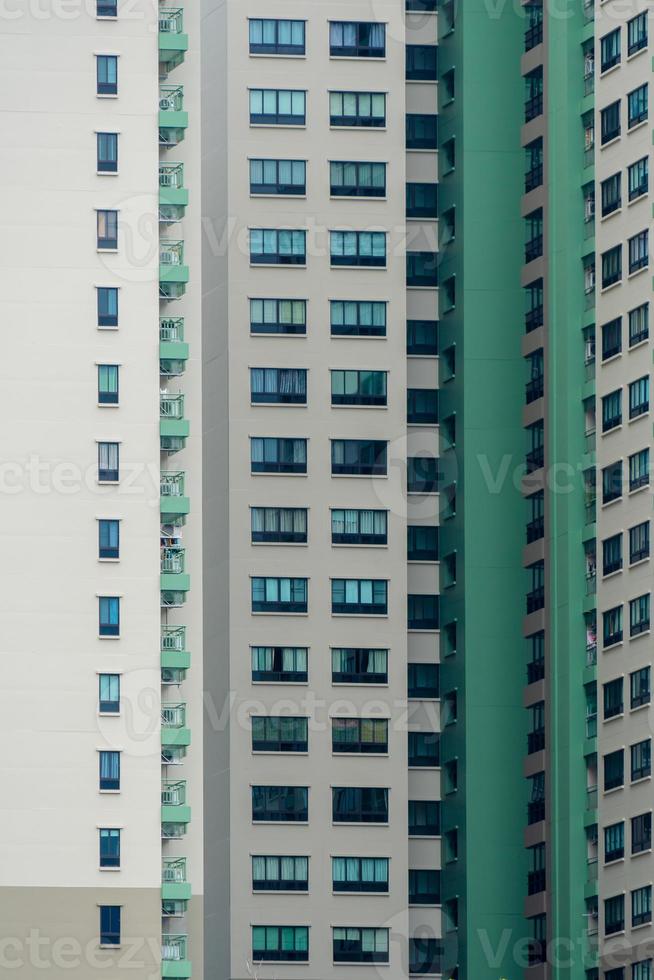 duplicatas de janelas e varandas, condomínios, parte do edifício verde foto