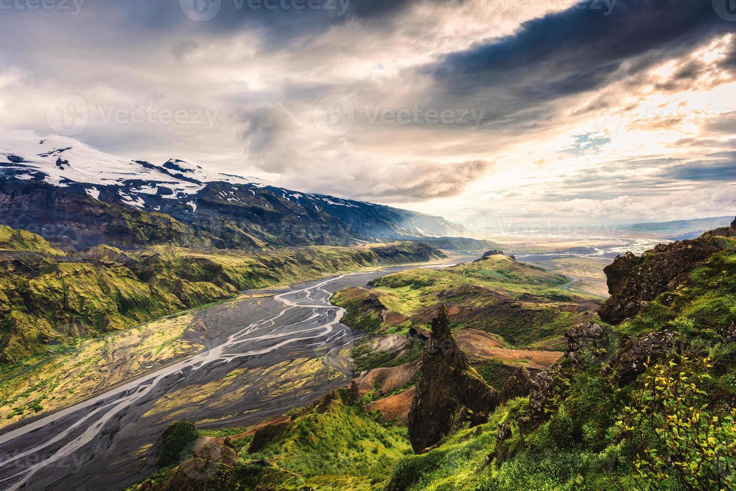 trilha de caminhada do ponto de vista de valahnukur com vale da montanha e rio krossa nas terras altas islandesas em thorsmork, islândia foto