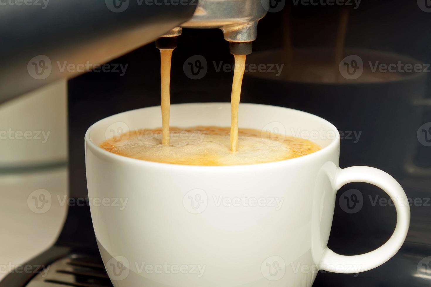 máquina de café, processo de fazer café na máquina de café foto