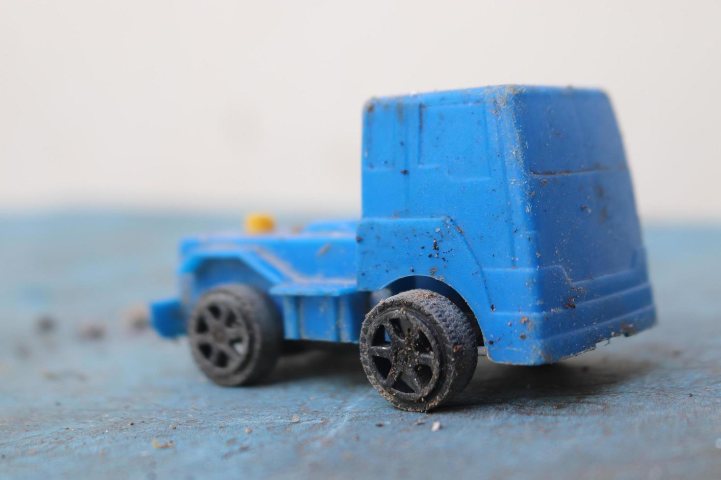 foto macro de um carro de brinquedo usado que está danificado, sujo e não utilizado