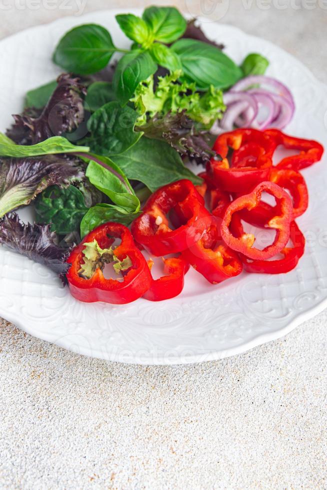 pimenta salada páprica doce vegetal folhas verdes fresco prato saudável refeição comida lanche dieta na mesa cópia espaço comida fundo rústico vista superior dieta ceto ou paleo vegetariana comida vegana ou vegetariana foto