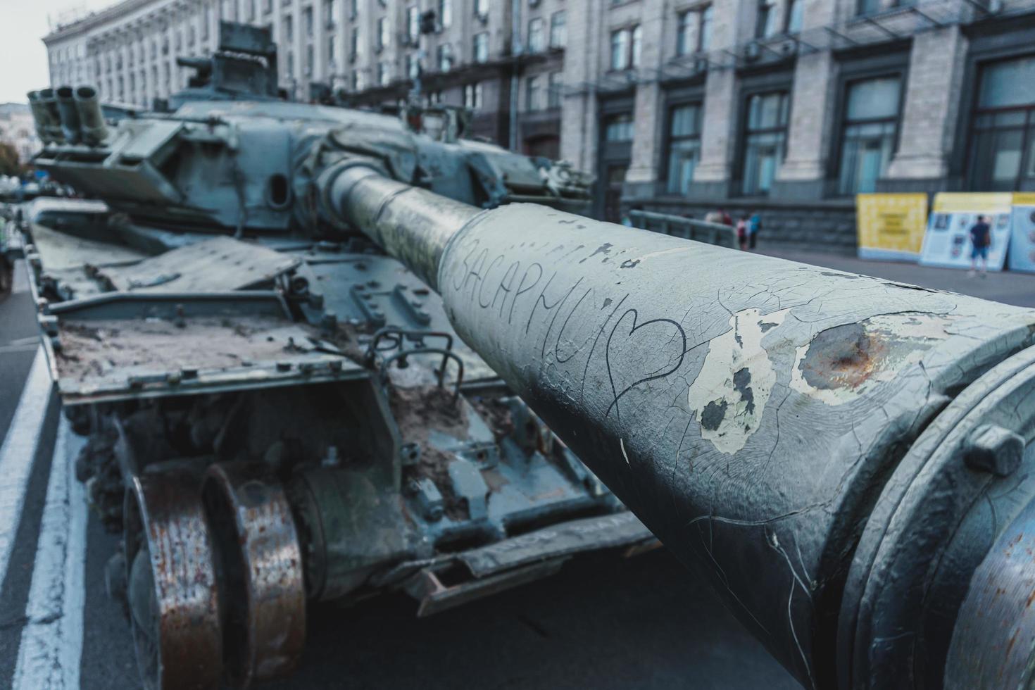 kyiv, ucrânia, 23 de agosto de 2022 desfile de equipamentos militares destruídos das tropas russas no khreshchatyk foto