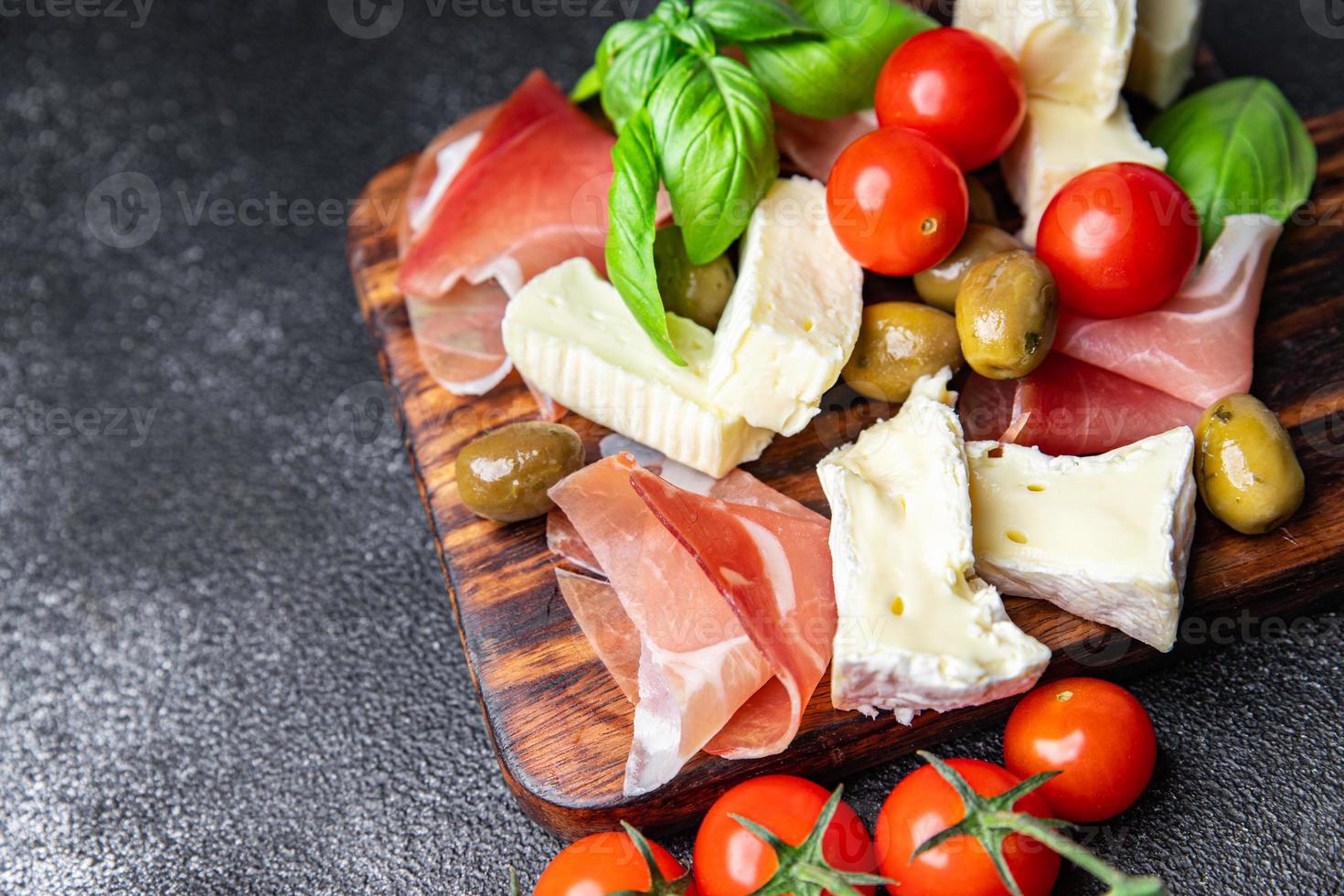 prato de carne ou prato de queijo jamon, queijo, azeitonas refeição saudável lanche de comida na mesa cópia espaço fundo de comida foto