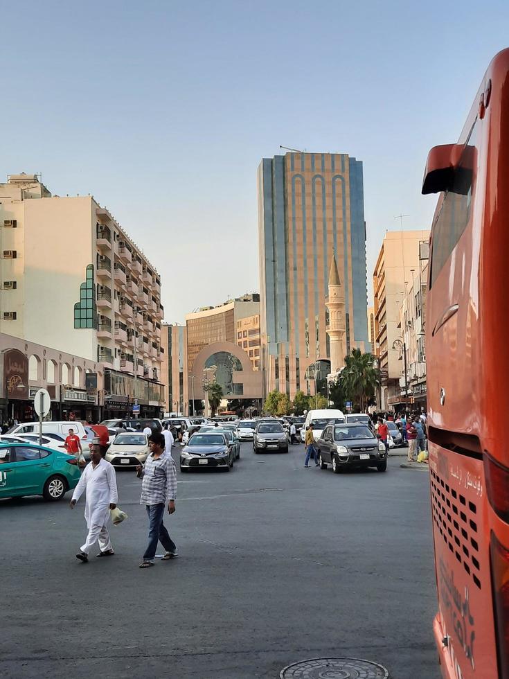 jeddah, arábia saudita, setembro de 2022 - à noite, há um grande número de pessoas e veículos nas ruas de balad, jeddah. balad é o principal centro comercial de jeddah, arábia saudita. foto