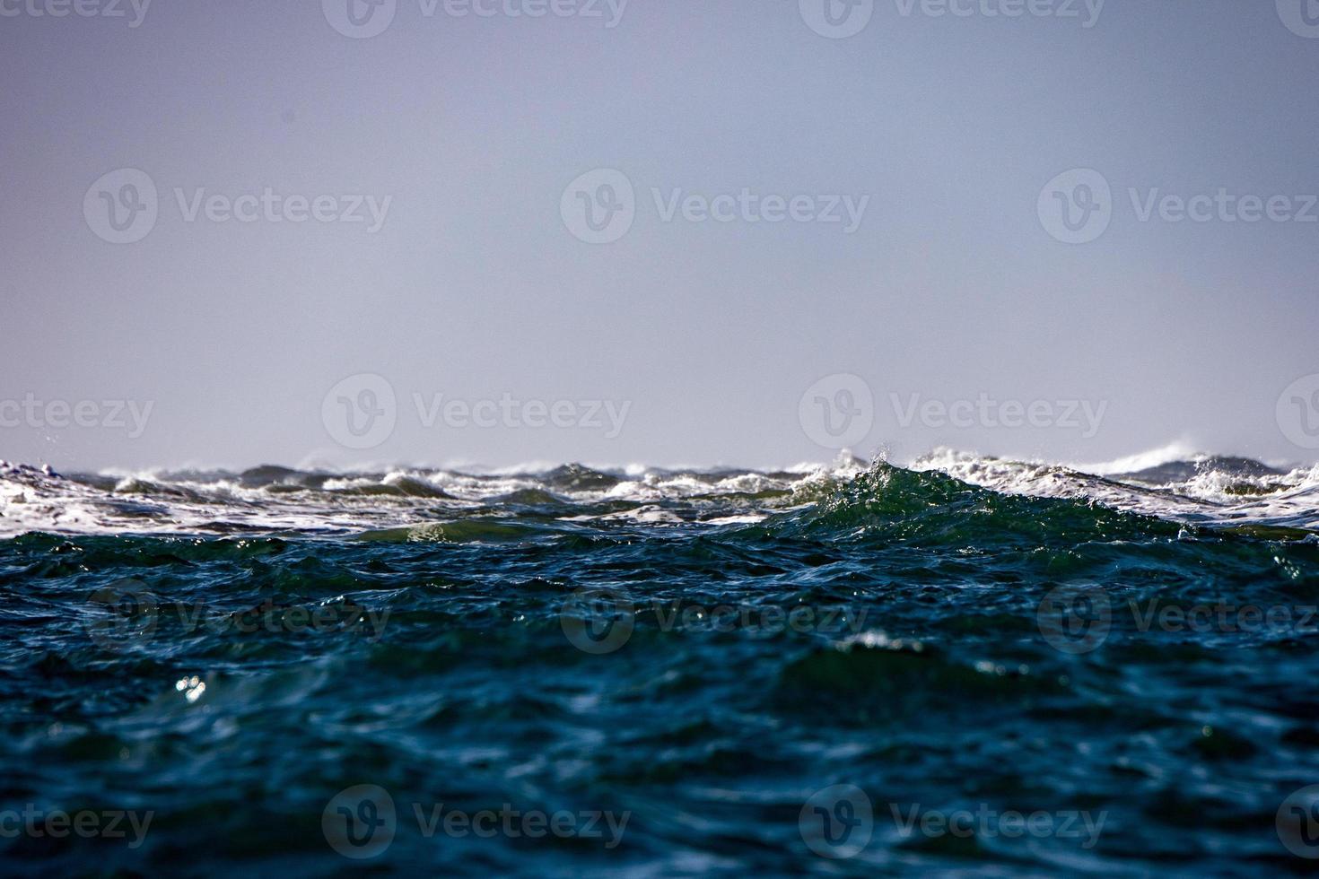 mar oceano ondas grandes detalhe sol brilho foto