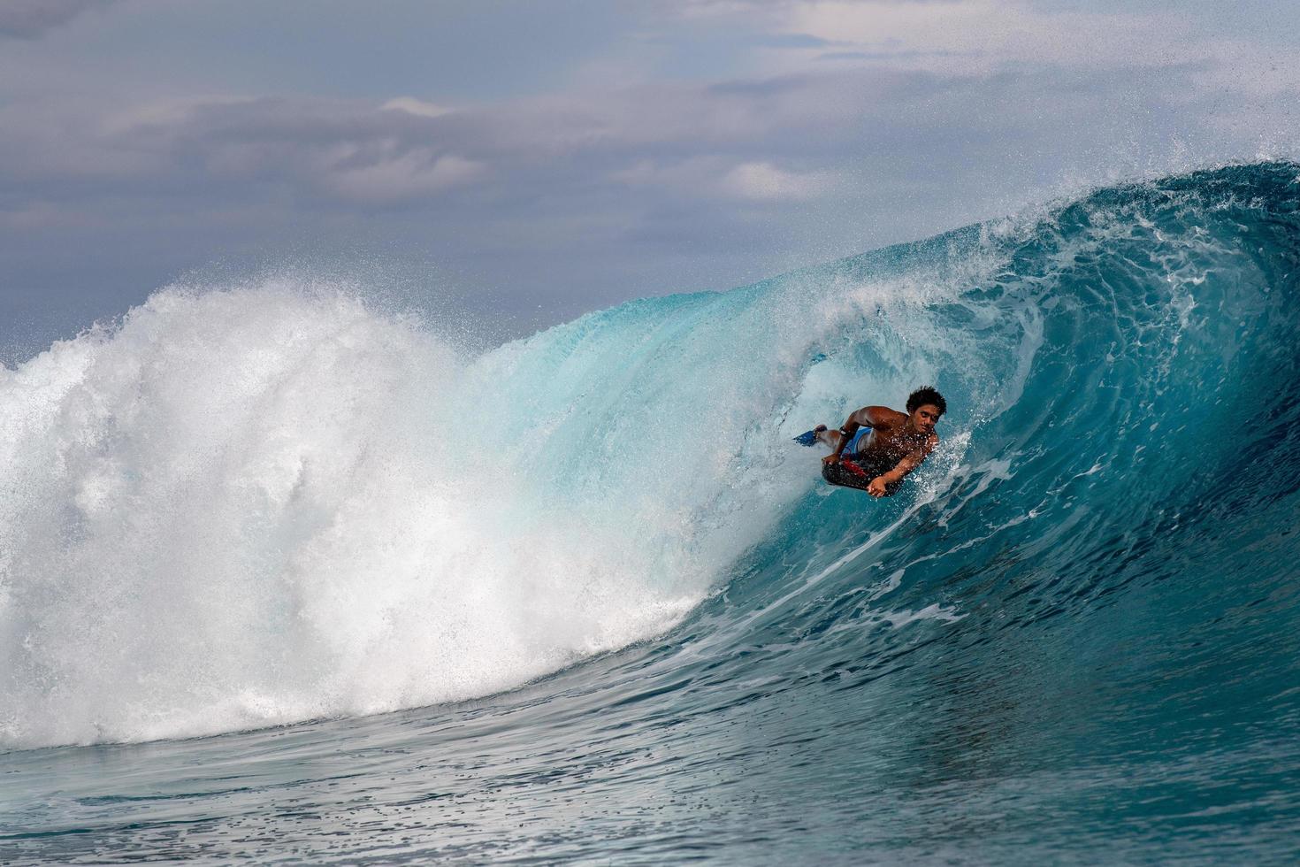 tahiti, polinésia francesa - 5 de agosto de 2018 - dias de treinamento de surfista antes da competição billabong tahiti no recife teahupoo foto