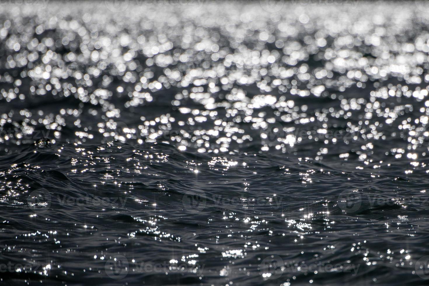 mar oceano ondas grandes detalhe sol brilho foto