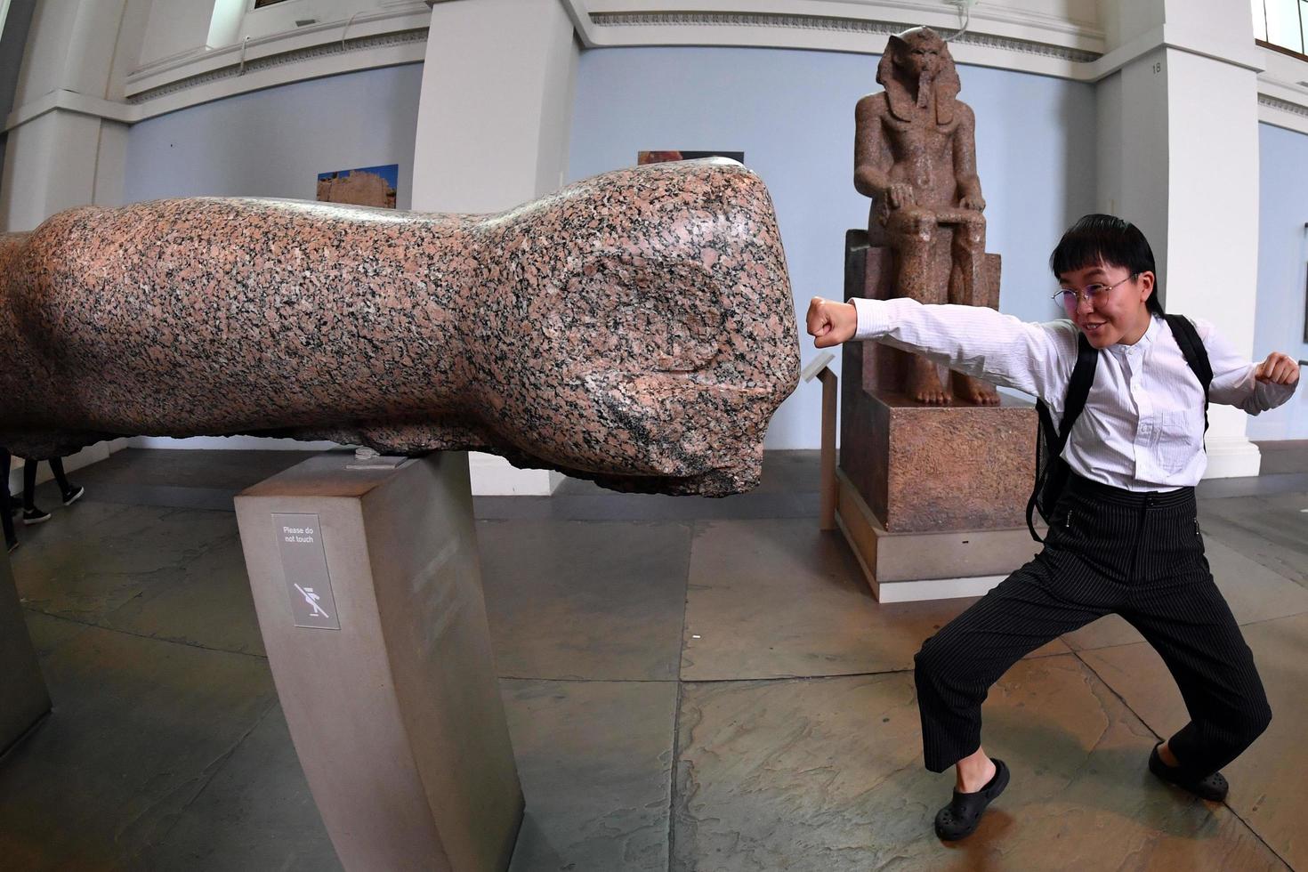 Londres, Inglaterra - 15 de julho de 2017 - editorial - turista asiático atuando kung fu no museu britânico foto