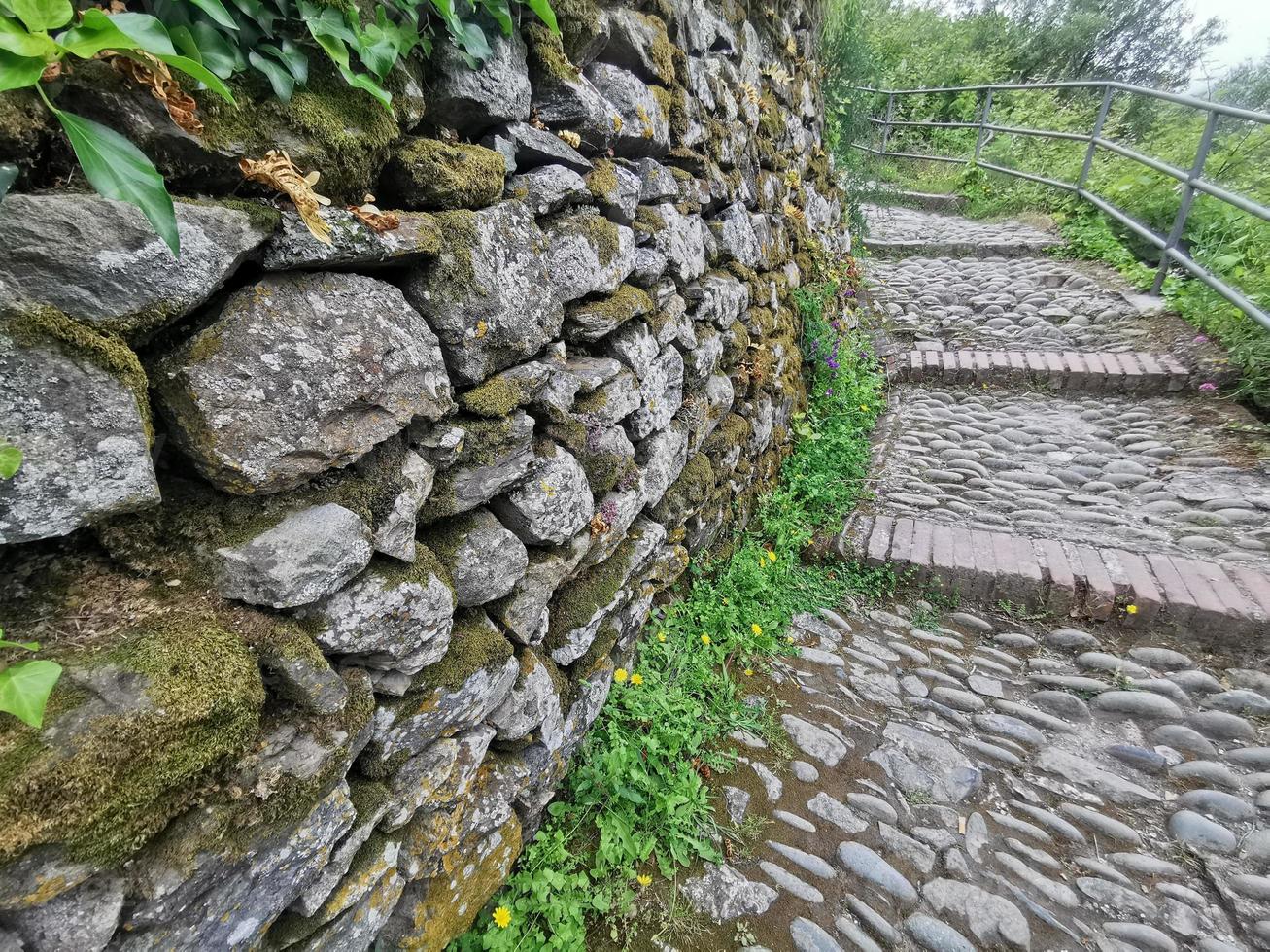antigo caminho de muro de pedra na itália cinque terre foto