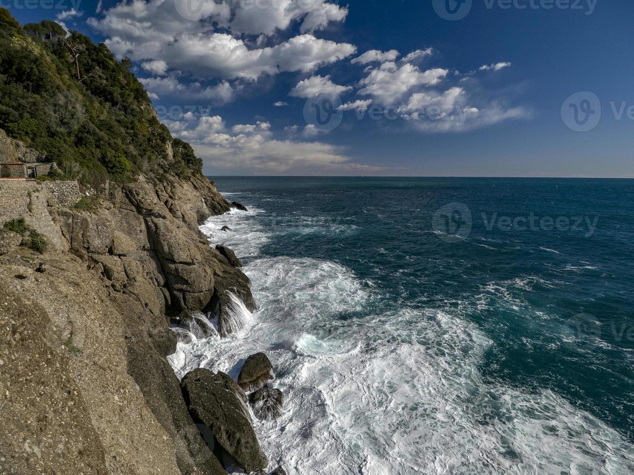 portofino rochas à beira-mar foto