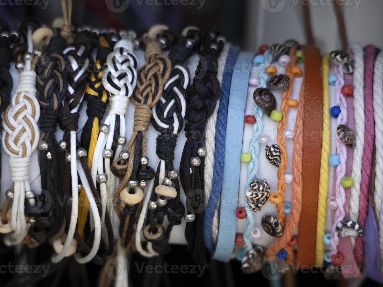 muitas pulseiras de couro à venda foto