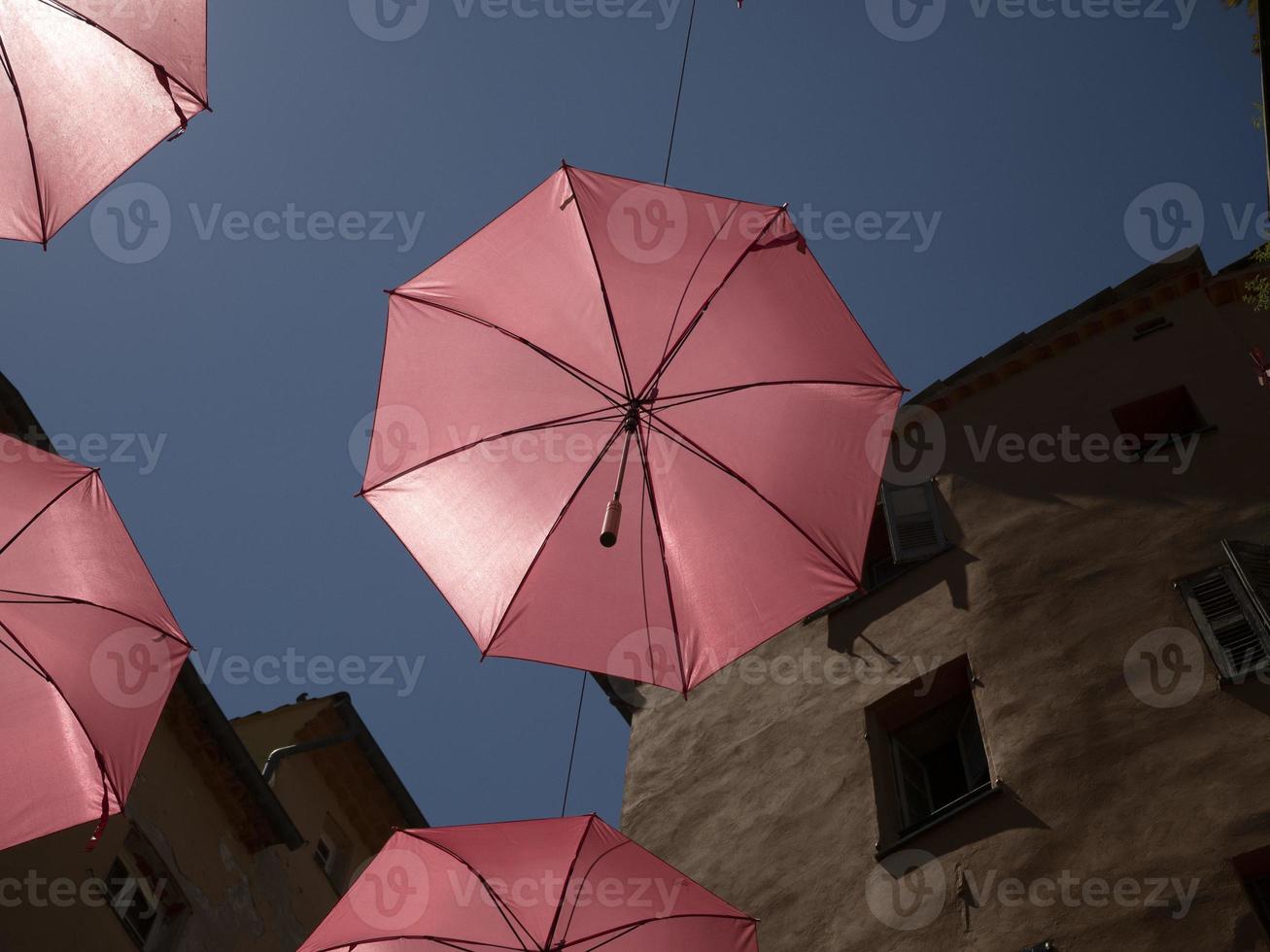grasse frança guarda-chuvas rosa rua foto