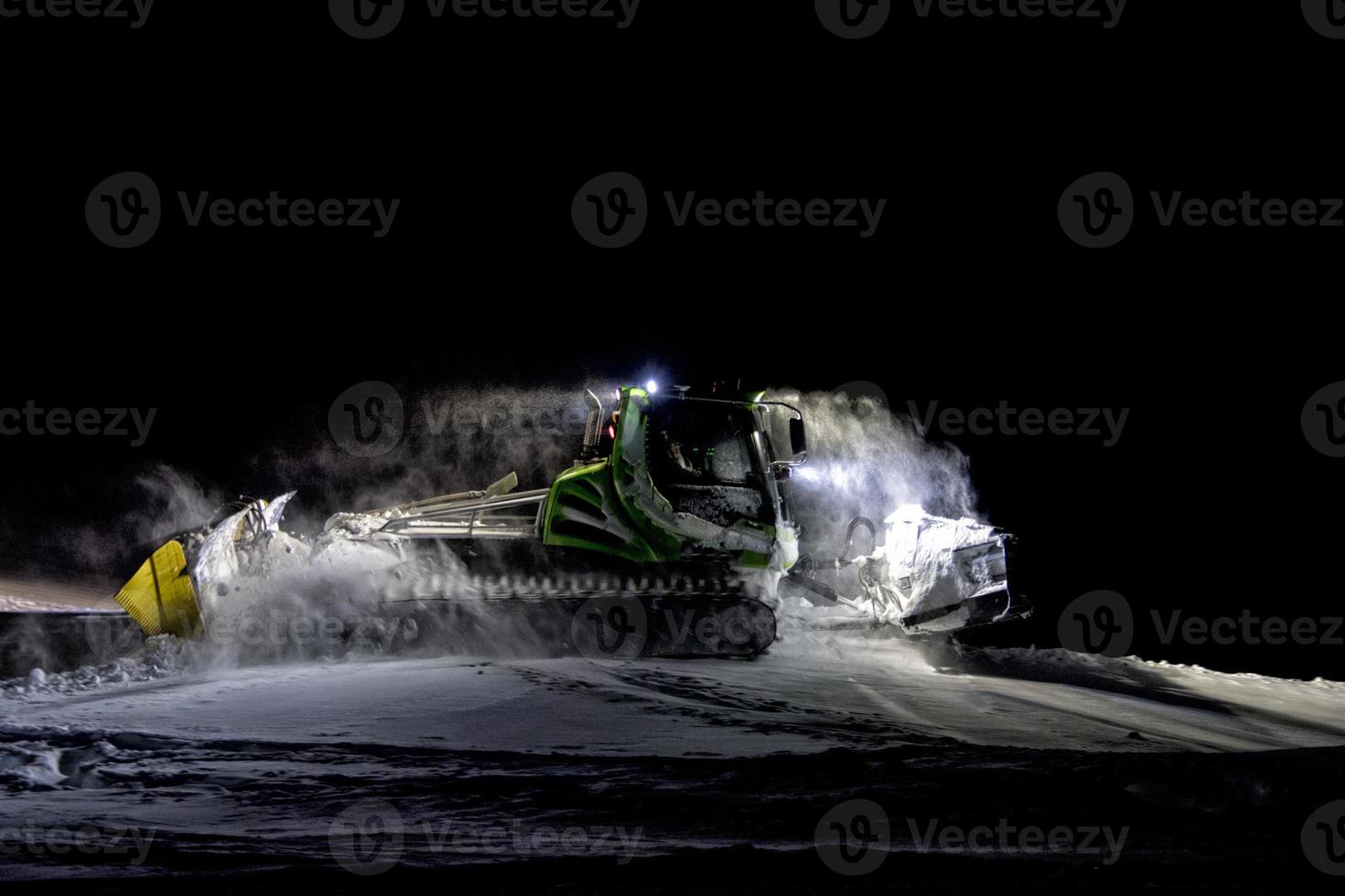 snowmobile na pista de esqui à noite foto