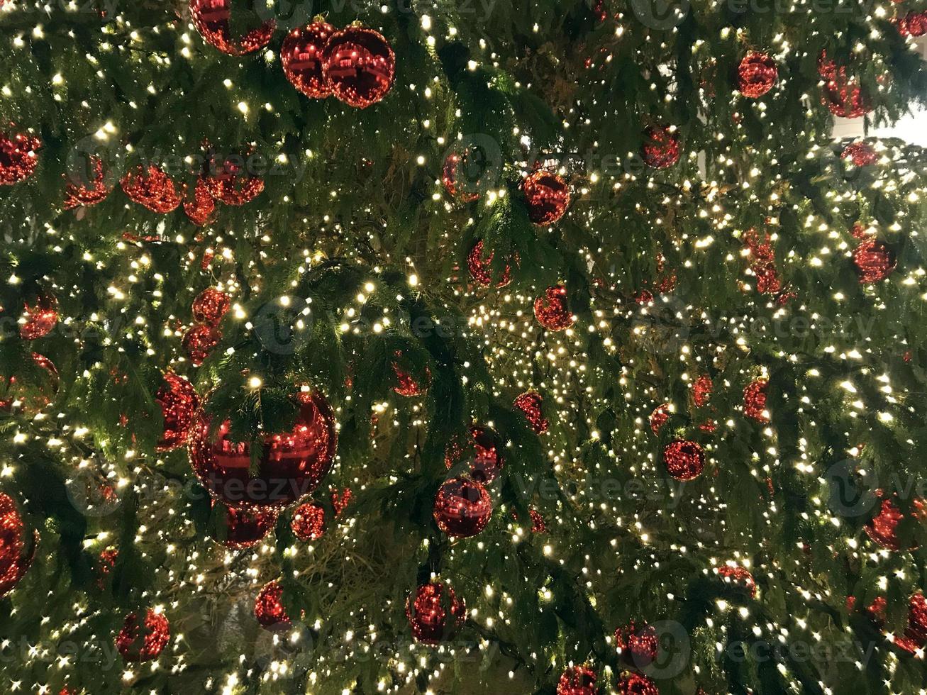 decorações de bolas vermelhas de árvore de natal no mercado de rua foto