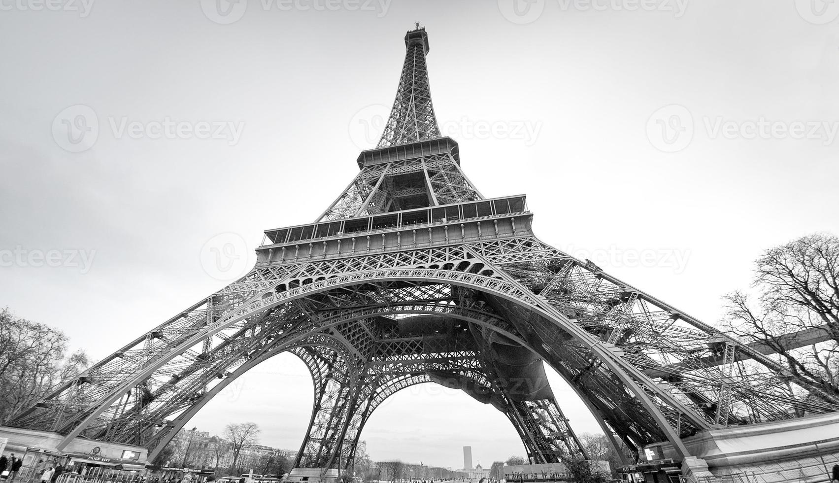 tour eiffel em preto e branco foto