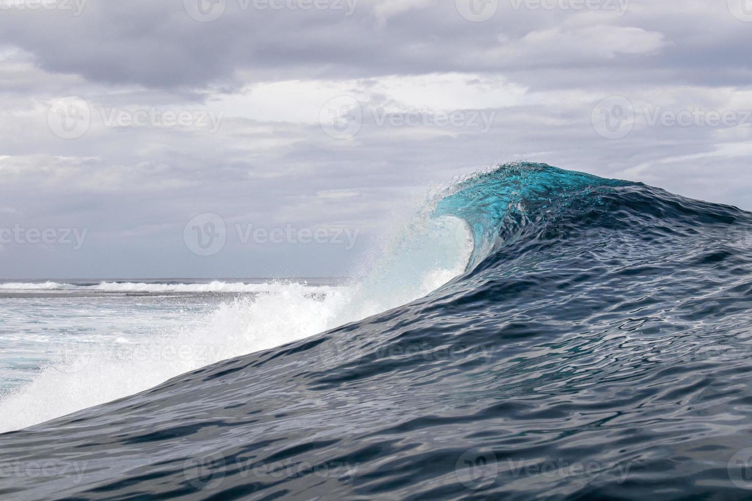 detalhe do tubo de ondas de surf no oceano pacífico polinésia francesa tahiti foto