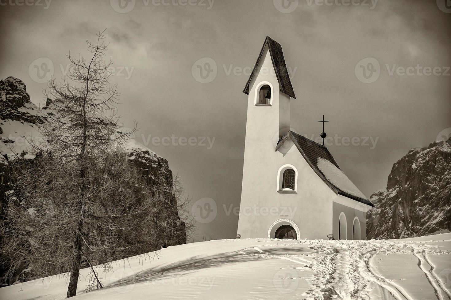 vista da igreja das dolomitas no tempo de neve do inverno em preto e branco foto