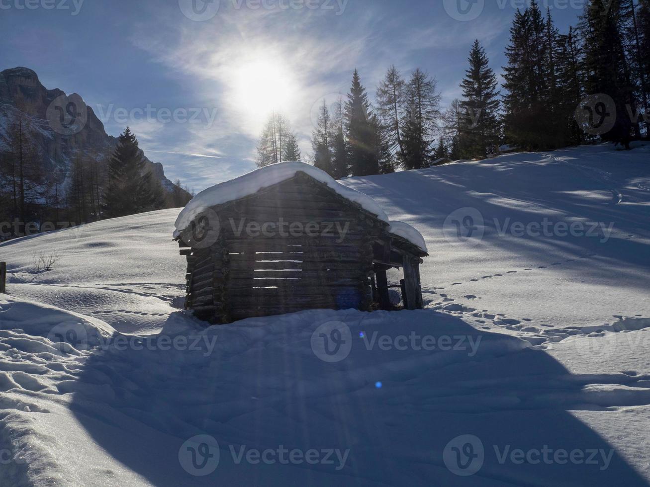 dolomitas neve panorama cabana de madeira val badia armentara foto