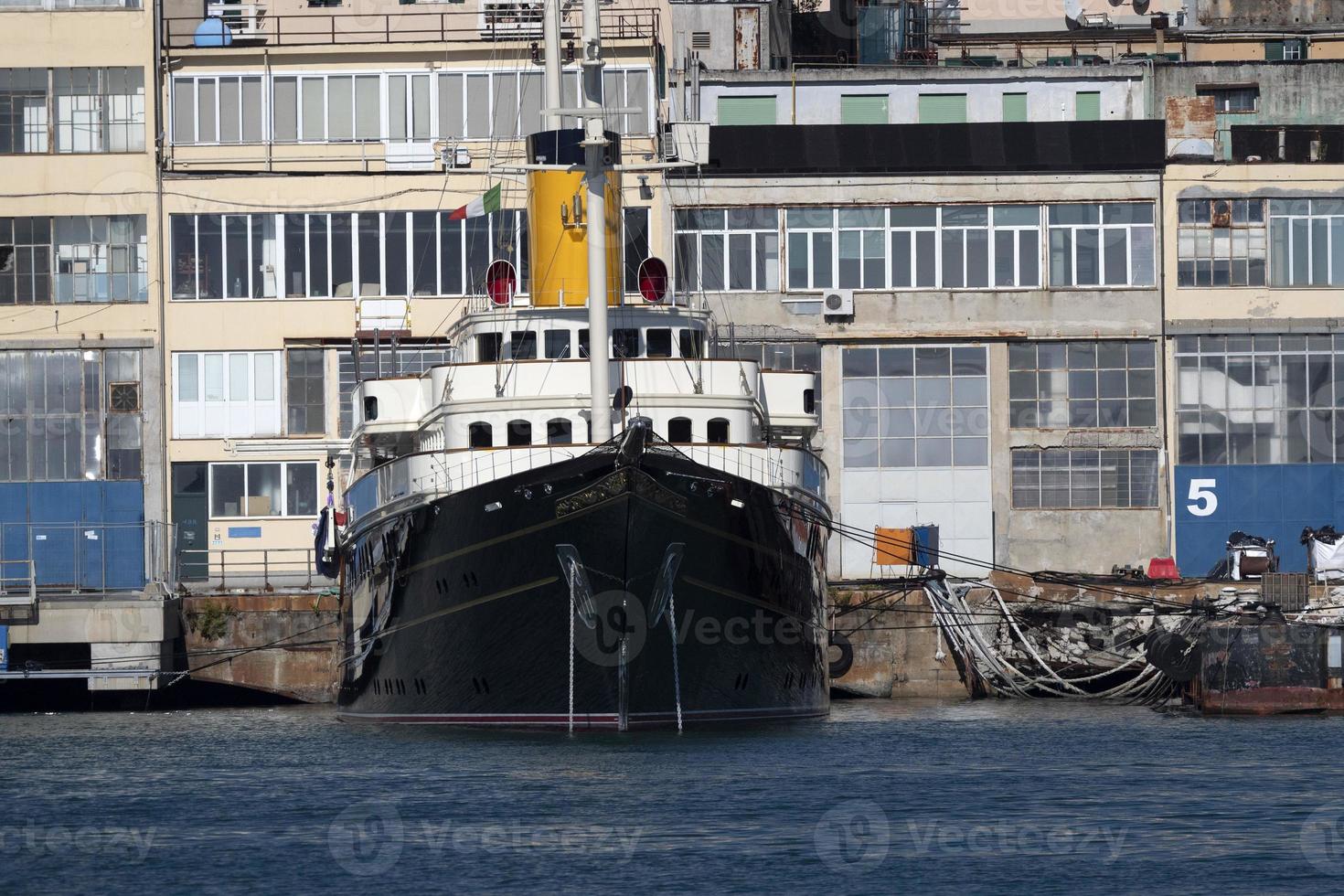 antigo cruzeiro romântico pequeno navio foto