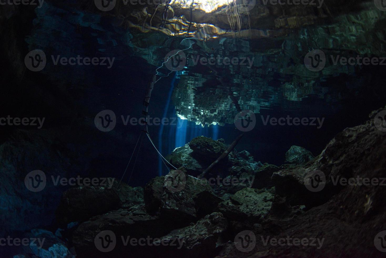 mergulho em caverna no cenote do méxico foto