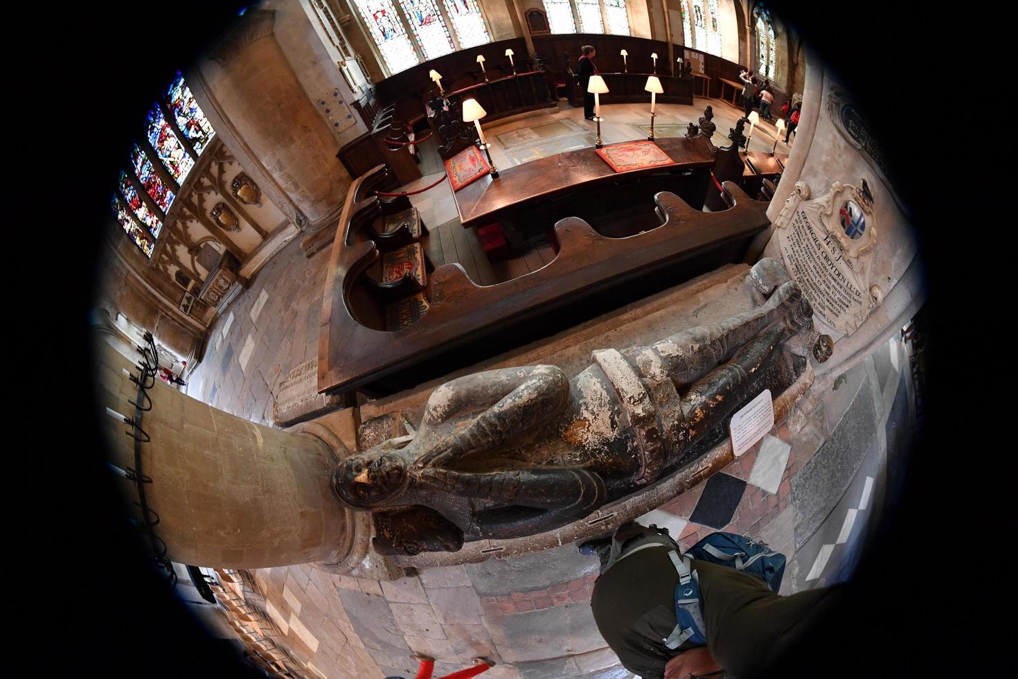 oxford, inglaterra - 15 de julho de 2017 - turistas na igreja de cristo da cidade universitária foto