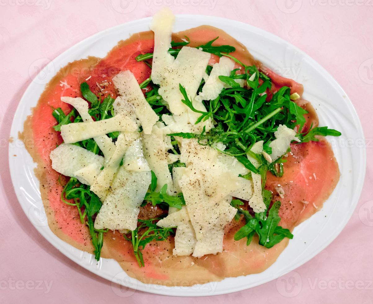 carpaccio italiano com queijo parmesão foto