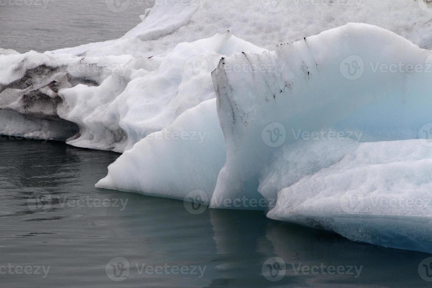 lagoa glaciar jokulsarlon na islândia com icebergs e águas claras foto