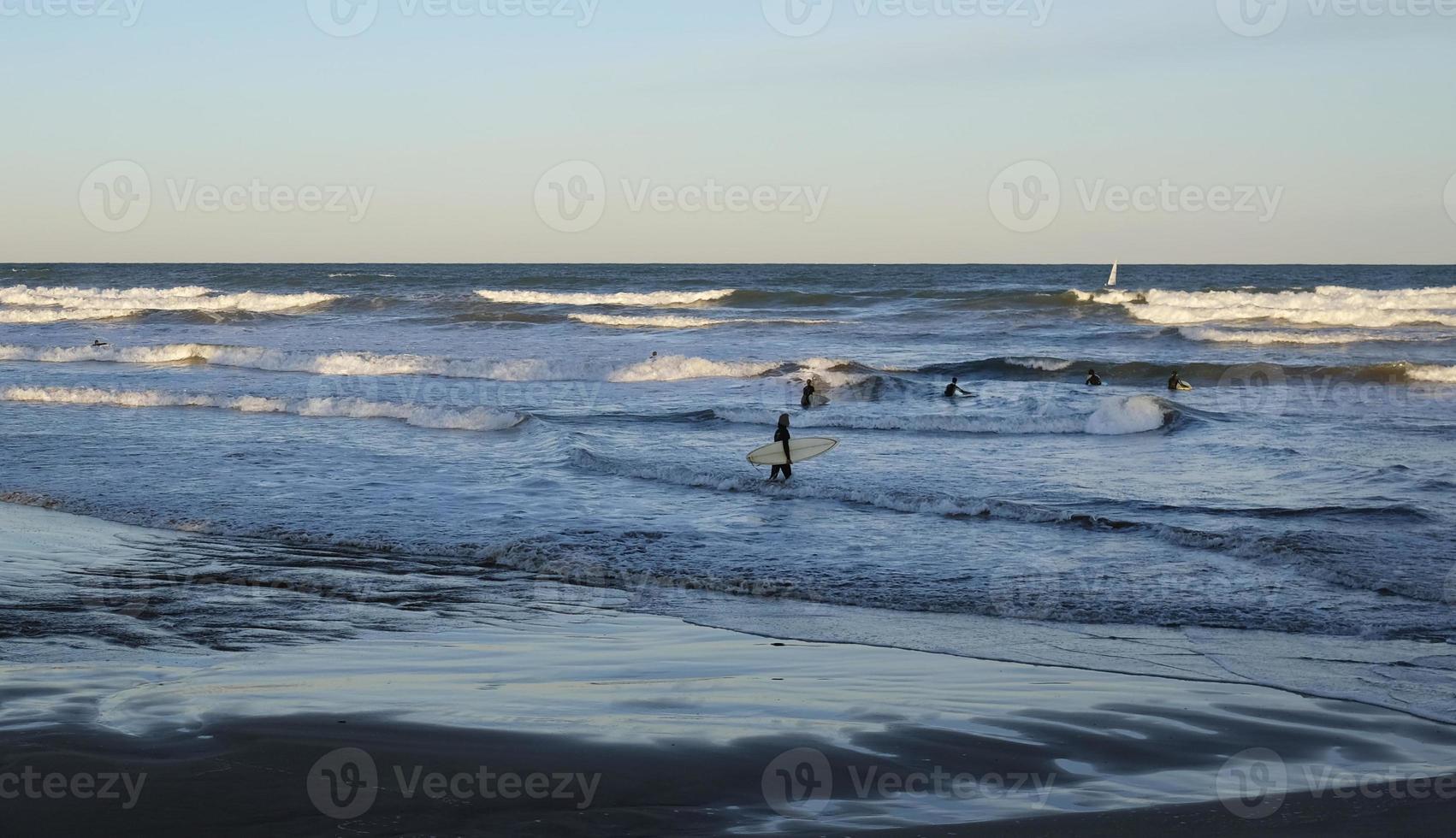 surfistas ao longo da costa de valência, espanha foto