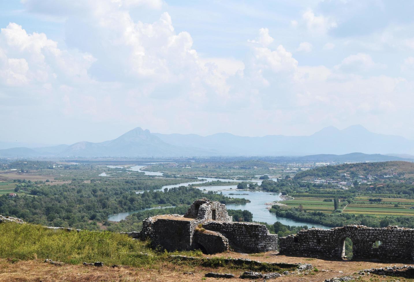 vista dos arredores da cidade de shkoder na albânia e do rio buna da altura da fortaleza rosafa foto