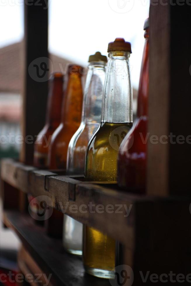 vários temperos de macarrão de frango em uma garrafa de vidro foto