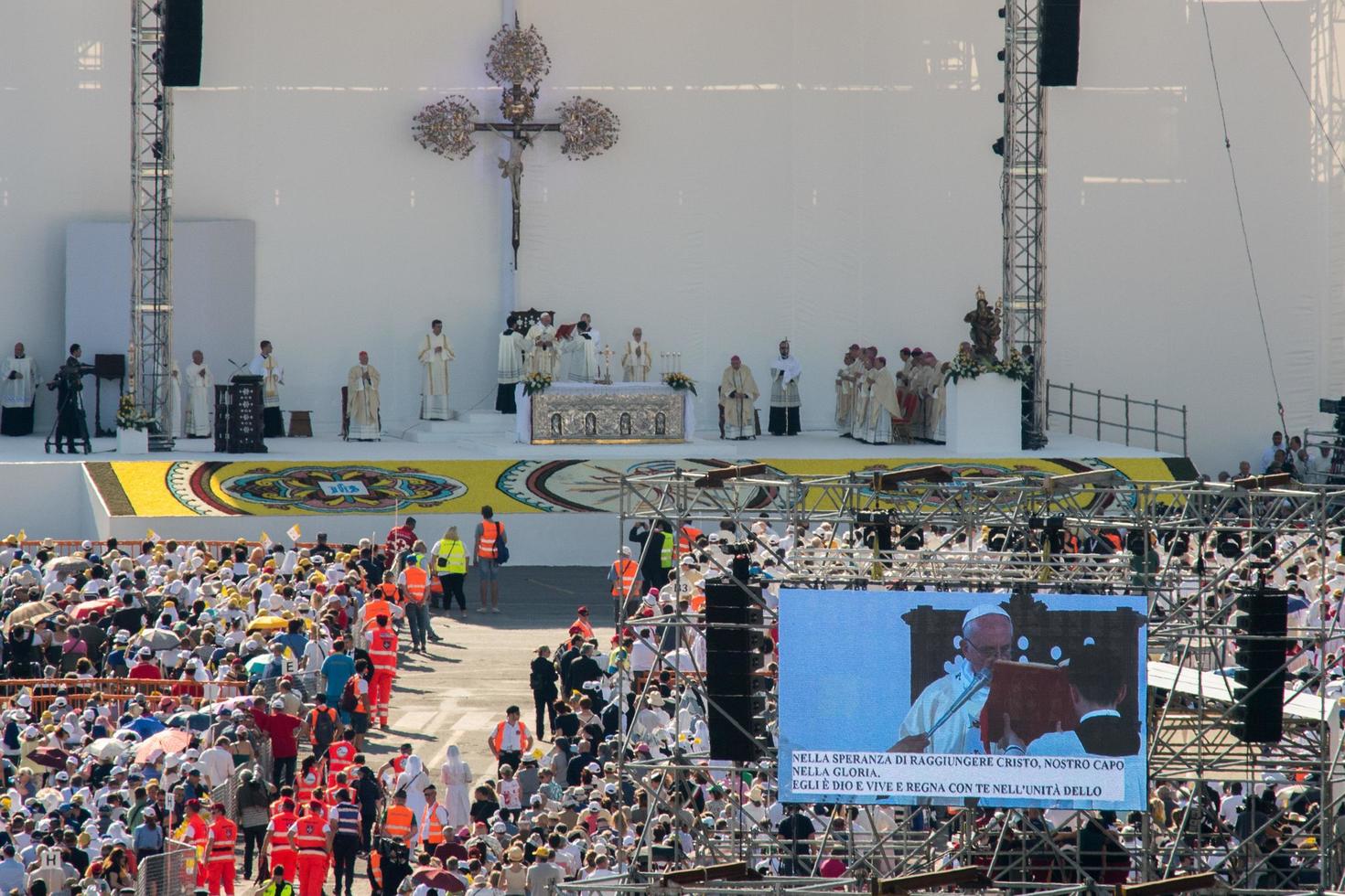 genova, itália - 27 de maio de 2017 - papa francis visitando genoa para a missa em kennedy place foto