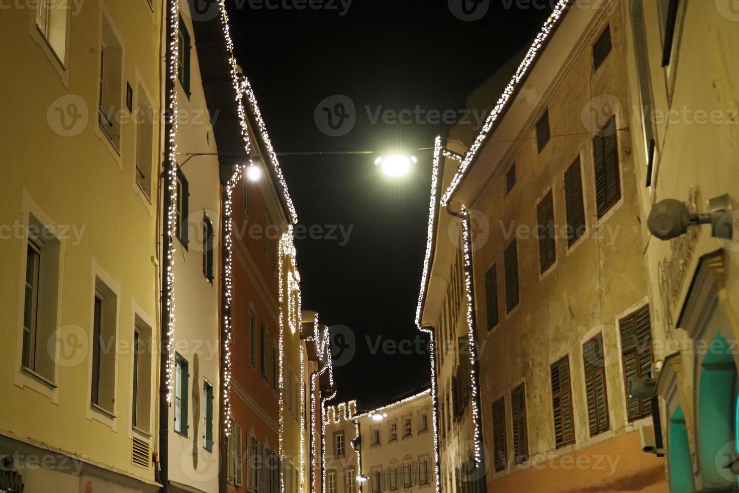 vila de brunico à noite em luzes de natal de dezembro foto