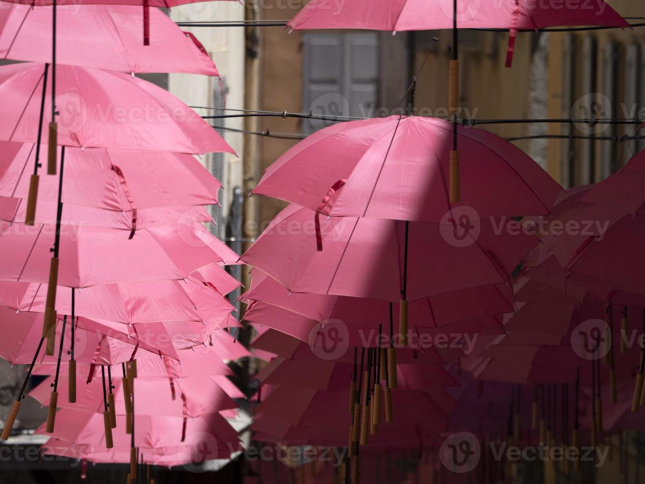 grasse frança guarda-chuvas rosa rua foto