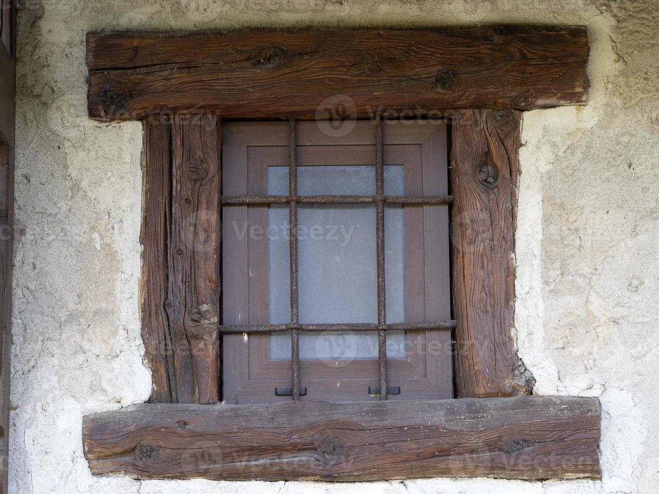 janela de cabana de cabana de madeira velha foto