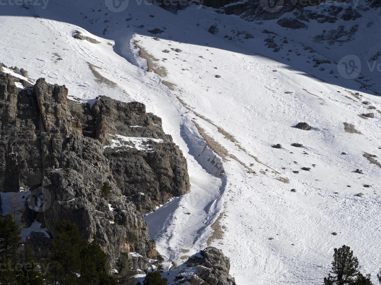 avalanche deslizamento de neve nas dolomitas panorama de neve val badia armentara foto