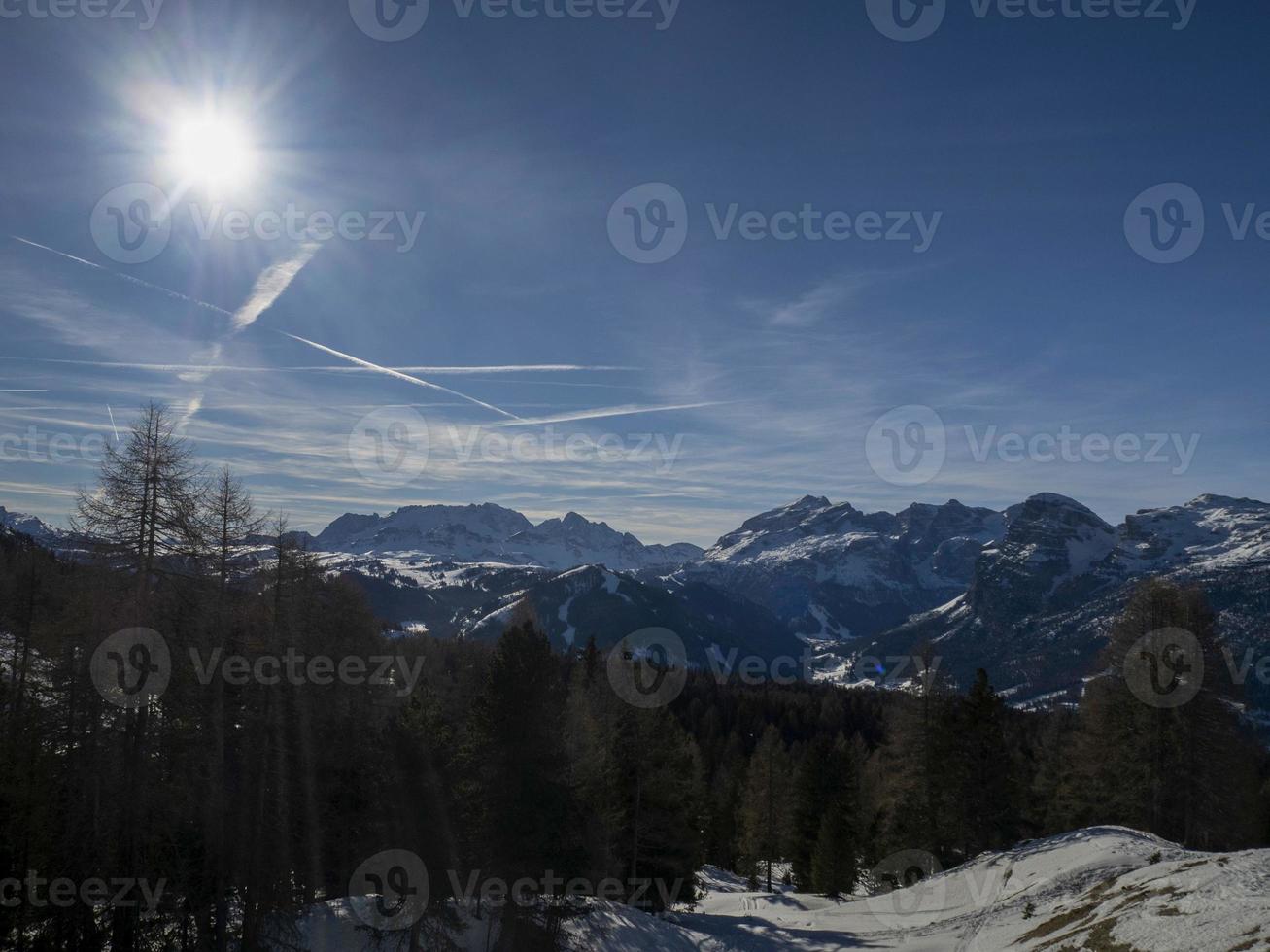 igreja em monte croce dolomitas badia valley montanhas no panorama de neve de inverno foto