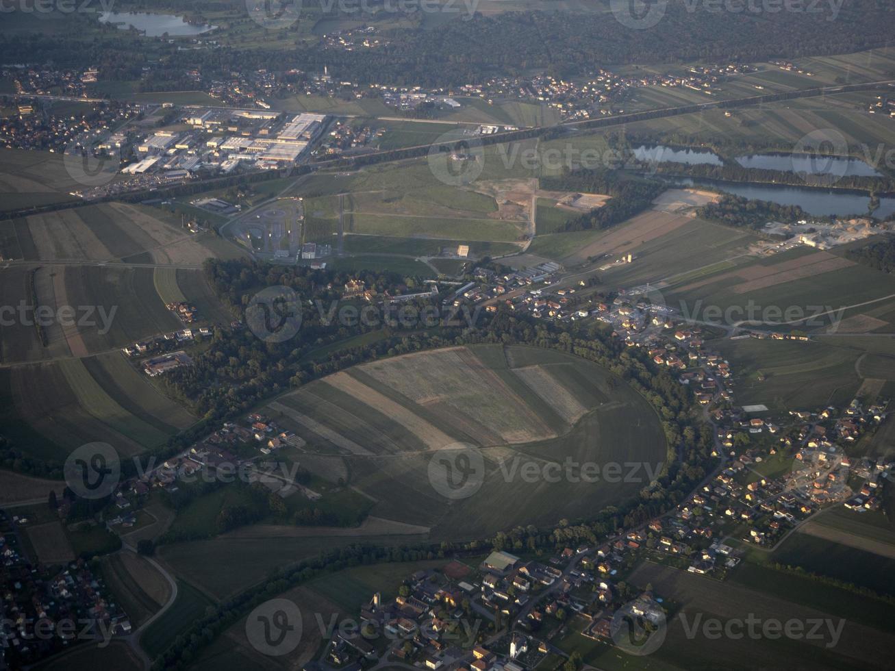 área de graz áustria ao pôr do sol vista aérea de avião foto