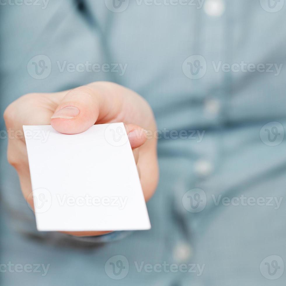 vista frontal do cartão de visita em branco na mão foto